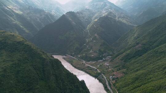 4k怒江视频怒江边山上的小路江边的公路