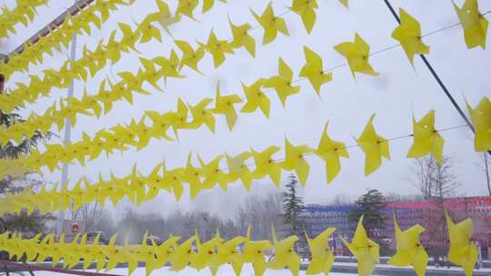 4k大雪中公园黄色风车特写实拍视频