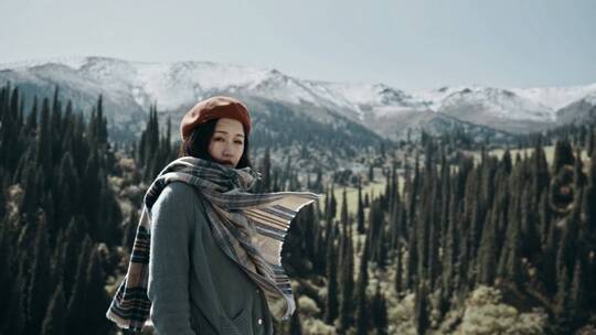 新疆自然风光中的女孩