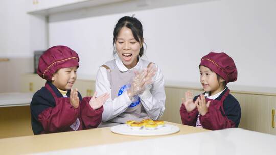 小朋友欢乐玩耍幼儿园小厨房