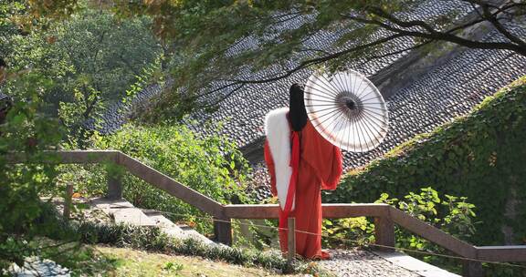 秋天唯美园林古装撑伞漂亮红裙女人背影