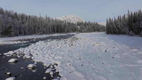 航拍冬季清晨新疆喀纳斯河雪景