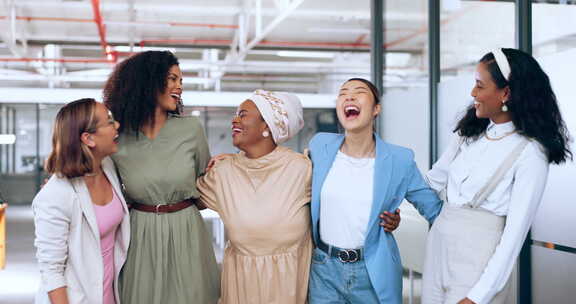 多元化，女性和工作朋友拥抱，微笑和创业公