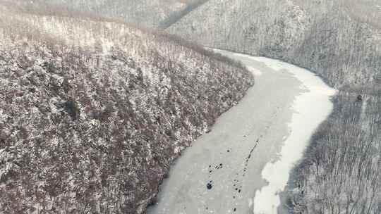 冬季河流山谷航拍雪景 河流结冰