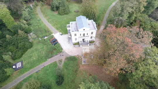 无人机飞向庄园的豪宅。Landgoed