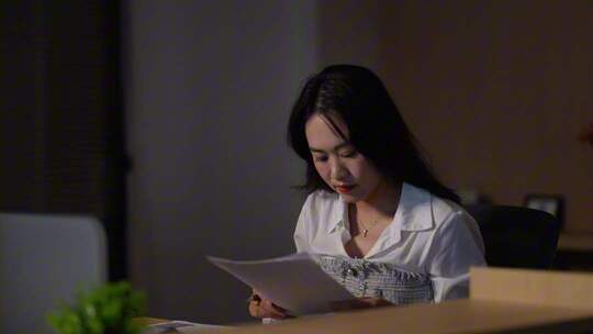 女性工作加班疲惫熬夜