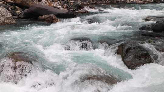 二郎山喇叭河奔流拍岸瀑布 山间溪流与岩石
