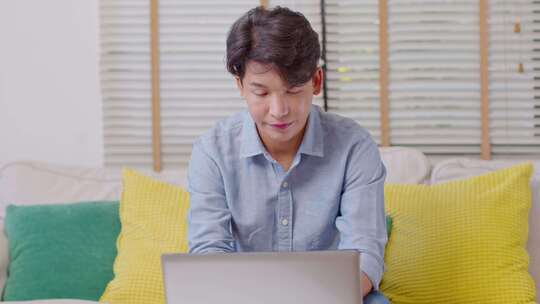 企业家英俊的商业亚洲男子穿着休闲衬衫，使用笔记本电脑工作并查看文件视频素材模板下载