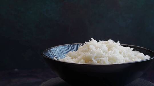 新鲜煮熟的米饭