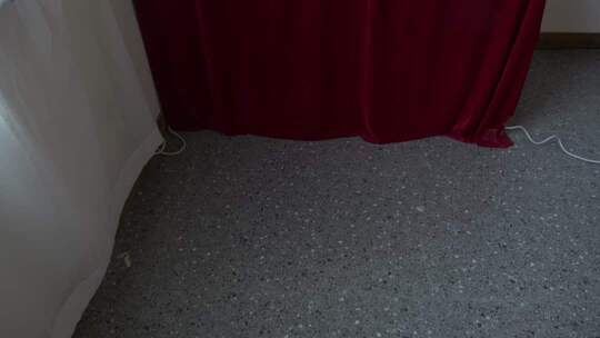 室内红布桌脚特写