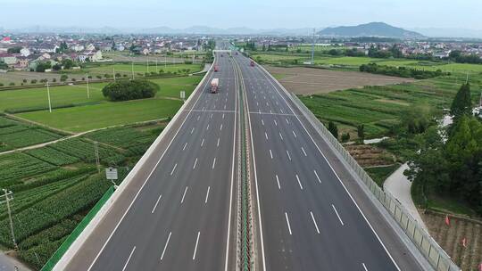 航拍田野上的高速公路