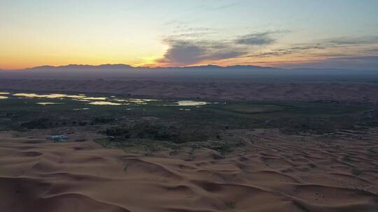 阿拉善腾格里沙漠清晨朝霞环绕航拍