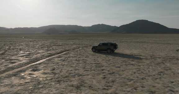 行驶在沙漠中的汽车