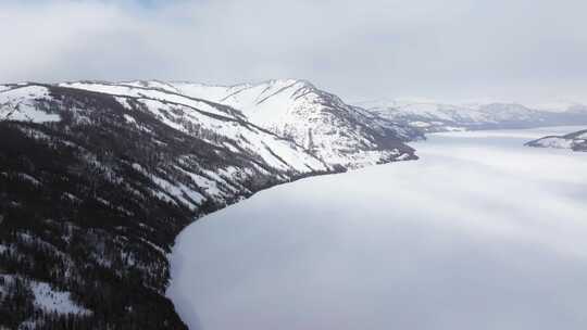 航拍新疆冬季喀纳斯湖雪景雪山森林冰河晨雾