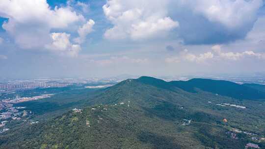 南京紫金山绿色山脉城市景观航拍延时