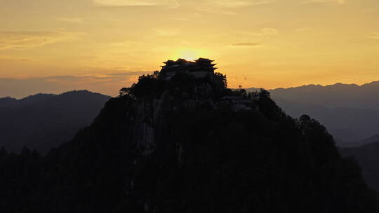 夕阳中的高山殿宇 腾冲云峰山视频素材模板下载