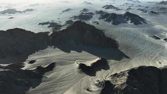 俯瞰黎明日出下的青海冷湖黑独山风光