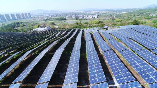 航拍山上光伏太阳能电池板