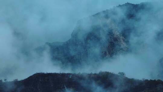 山脉雨后云雾