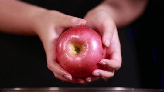 清洁剂面粉果蜡搓洗苹果视频素材模板下载