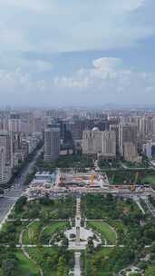 竖屏航拍广东汕头城市绿化开放广场