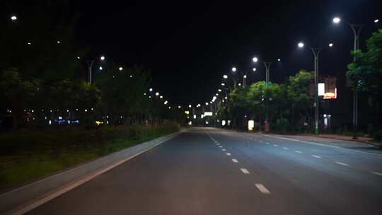 夜间开车行驶在城市道路夜晚深夜开车驾驶