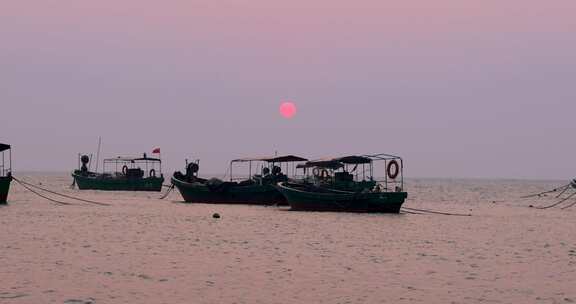 大海日出海边渔船停泊空镜