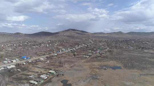 私人住宅的城市鸟瞰图。背景是山脉