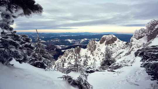 矮松中雪山景观的拍摄