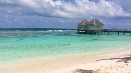 马尔代夫白色沙滩与海上木屋栈道4K风光