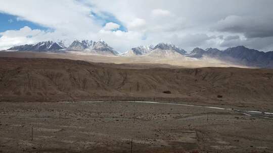 航拍新疆南疆帕米尔高原大气雪山公路景色