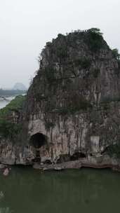 竖版航拍广西桂林伏波山景区