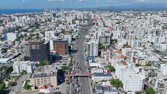 阳光明媚的一天，圣多明戈镇市中心住宅区的