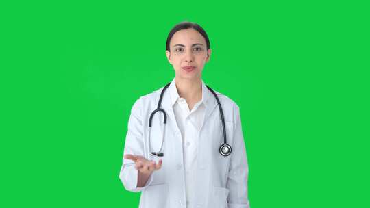 快乐的印度女医生对着镜头说话绿屏