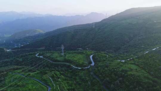 夏季山顶森林与高压线输电线路