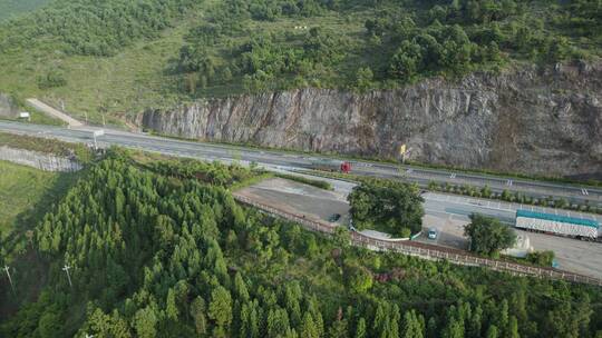 云南山区地形开山而建的高速公路