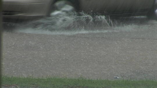 暴雨落在郊区的街道视频素材模板下载