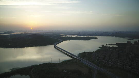 武汉江夏4环航拍太阳大桥湖景清晨709视频素材模板下载