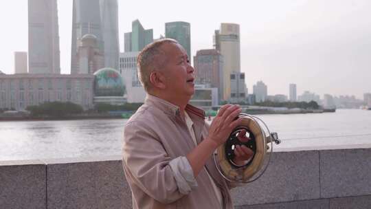 在上海外滩放风筝的老人家