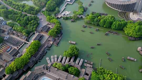 江南水乡建筑旁的河流及小船