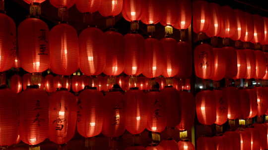 传统节日观赏成排的红灯笼