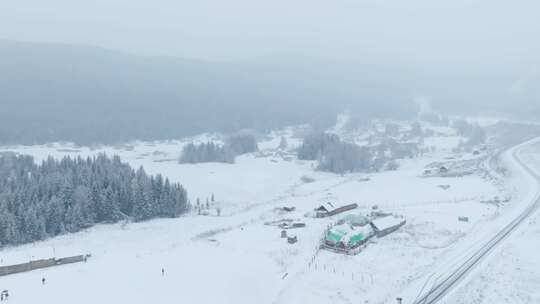 大雪中少数民族牧民生活的木屋院落