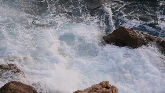 俯拍海浪拍打礁石海水冲击礁石浪花拍打岩石