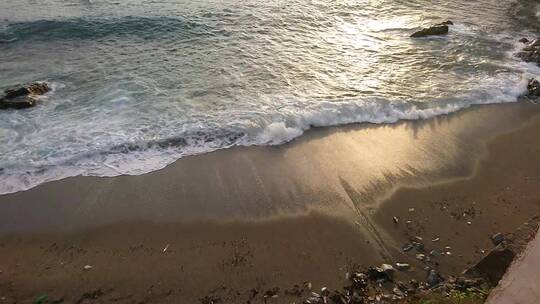 海浪冲击着岸边的岩层视频素材模板下载