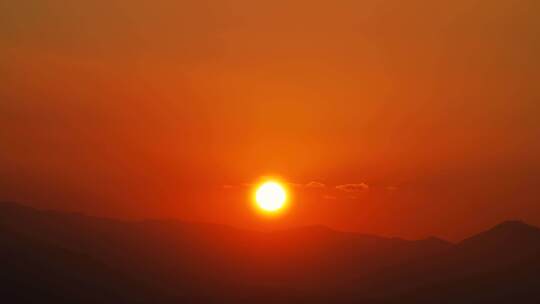 远山日落延时黄昏夕阳山峰阳光森林太阳下山视频素材模板下载