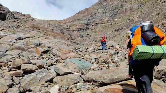 攀登川西加拉本森雪山的登山者徒步行进视频素材模板下载