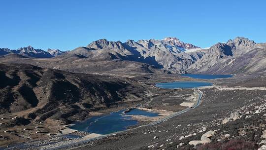 高原上冬天的山川和姊妹湖湖泊