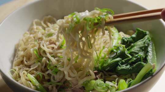 特写，棍子抢Bakmi小麦面条，中国碗，