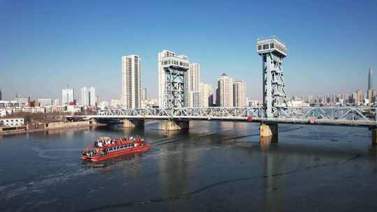 冬季海河冰面游船城市旅游风光