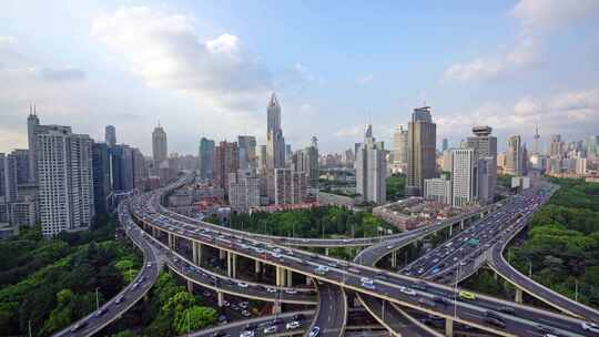 中国上海延安高架城市道路汽车交通景观